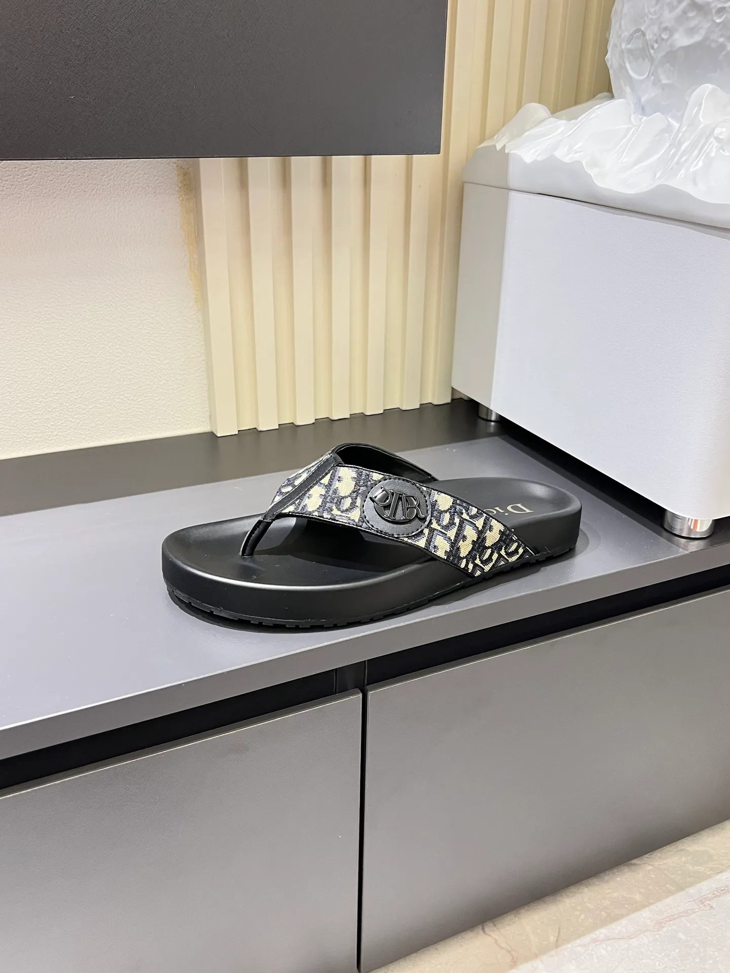 Men's men's shoes 💰p300 Size 38-45 Dior Dior's latest H-Town series Oblique thick sole slippers sandals Original purchase development and production This Dior H-Town sandals pay tribute to the classic logo of sports style and highlight Dior's high-end spirit. Crafted from black rubber with a beige and black Oblique printed upper, it's accentuated with tonal calfskin details. The rubber sole incorporates a variety of elements and is embellished with the Dior logo for a refined, futuristic look. Can be worn with shorts or jeans. Comes with exquisite packaging at the counter 🛍📦 ▪️ Fabric: Original customized imported Oblique embroidery ▪️ Lining: Imported soft sheepskin ▪️ Sole: Original molded ultra-light foam material ▪️ Bottom thickness: 4CM
